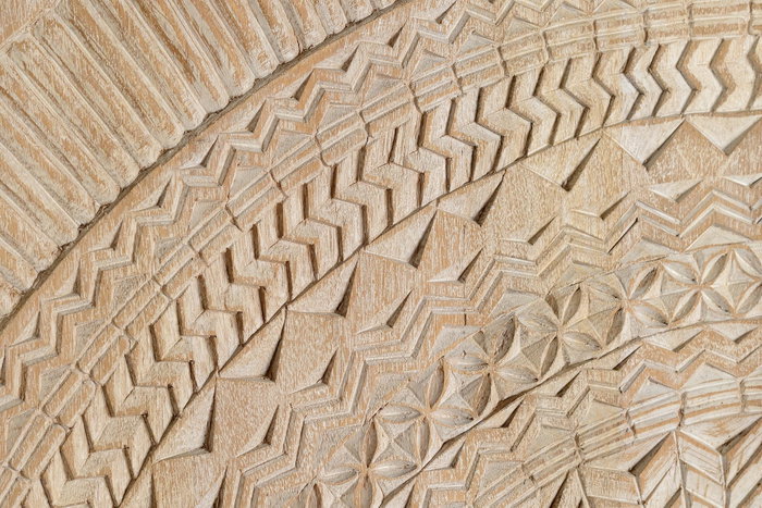 GINER Y COLOMER Armario de madera de mango con tallas circulares y base de metal